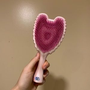 Prettiest angle hairbrush